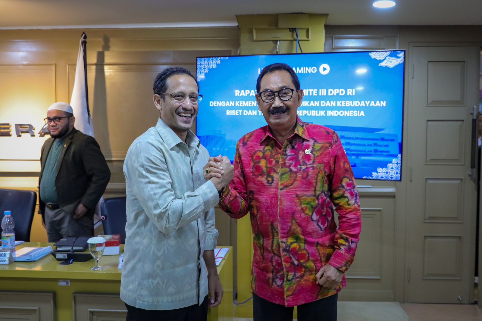 PERJUANGKAN GURU BAHASA BALI: Senator Bali AA Gde Agung (kanan) saat bertemu Menteri Dikbud Ristek Nadiem Makarim pada Senin (19/8/2024).