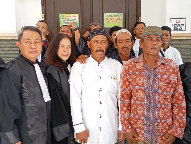 AJUKAN KASASI: Terdakwa penistaan agama di Desa Sumberklampok, Acmat Saini (dua dari kanan) dan Mokhamad Rasad (kanan) bersama dengan Agus Samijaya (paling kiri). (francelino junior)