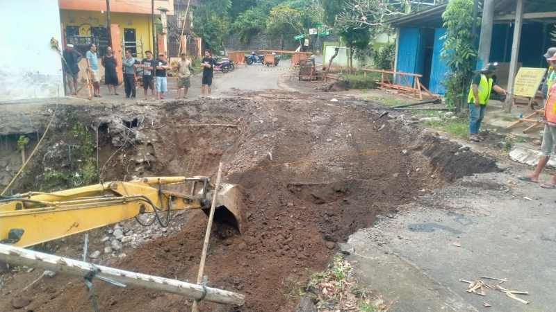 DALAM PENGERJAAN  : Kondisi pengerjaan pembangunan jembatan Jalan Jalak Putih di Desa Dajan Peken Tabanan.(juliadi/radar bali)