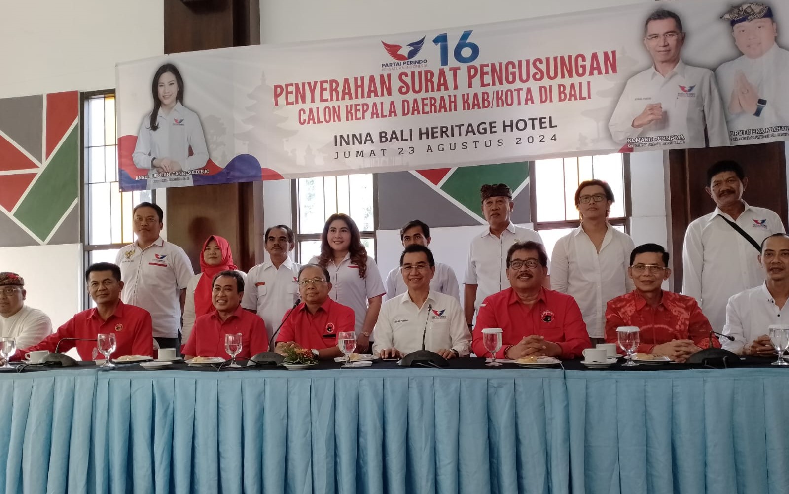SUNTIKAN AMUNISI: Wayan Koster didampingi Alit Kelakan  bersama Komang Purnama selaku Ketua DPD Perindo Bali saat penyerahan surat dukungan koalisi.