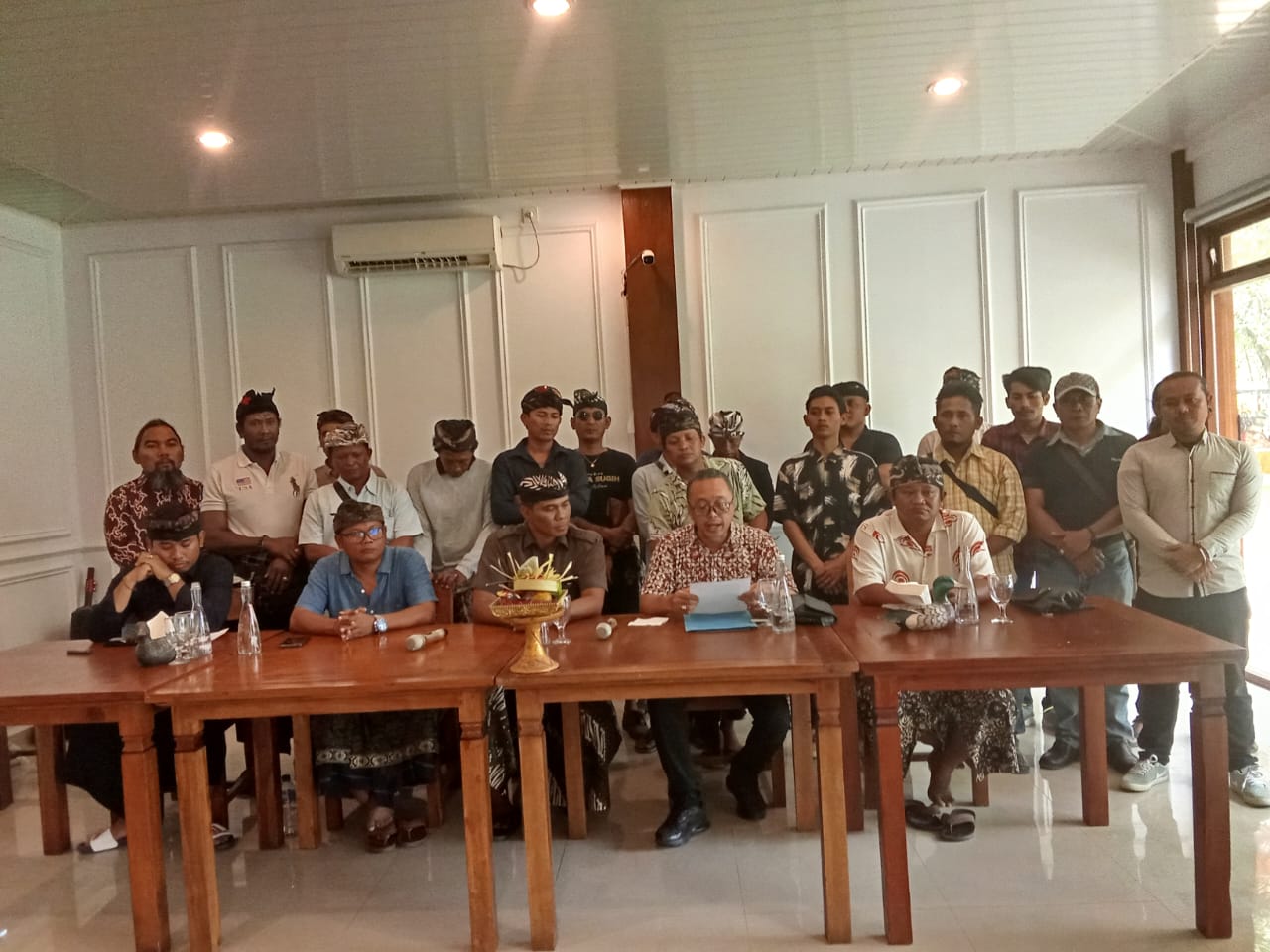PERNYATAAN BERSAMA: Sejumlah elemen masyarakat Bali saat memberikan pernyataan pers terkait penokan penyelenggaraan Muktamar PKB di Bali
