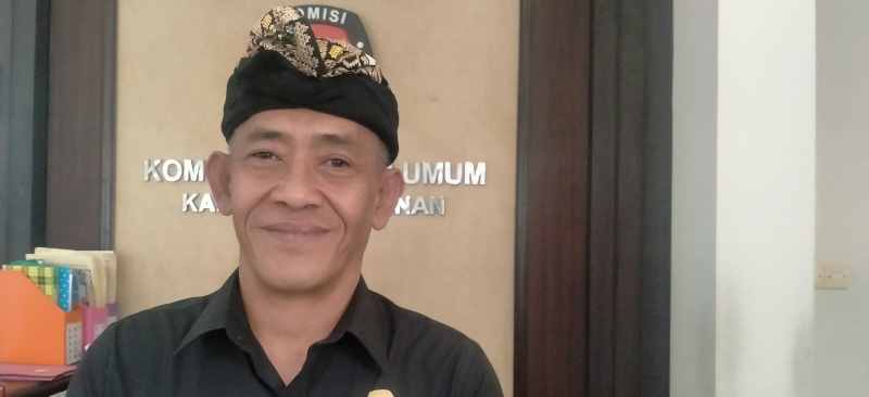 MENYESUAIKAN PERUBAHAN DI PUSAT : Ketua KPUD Tabanan I Wayan Suwitra.(foto: juliadi/radar bali)