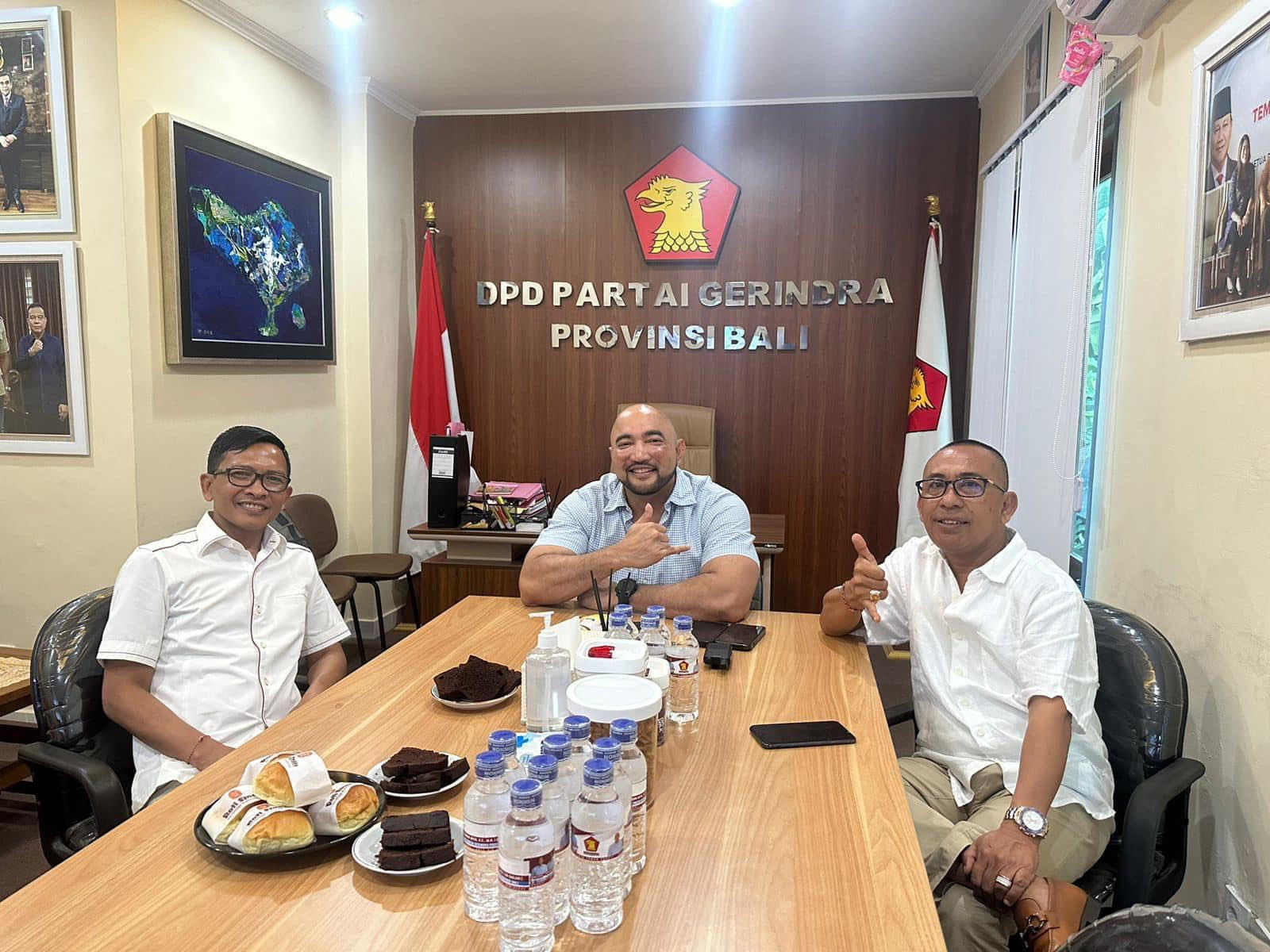 KEJUTAN: Alit Yandinata(kiri) bersama Ketua DPD Gerindra Bali Made Muliawan Arya alias De Gadjah (tengah)