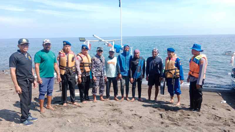 TERSELAMATKAN : Para nelayan asal Kecamatan Gerokgak, Kabupaten Buleleng yang berhasil dievakuasi setelah semalaman terombang-ambing di tengah laut.( Foto: Polres Buleleng untuk Radar Bali)