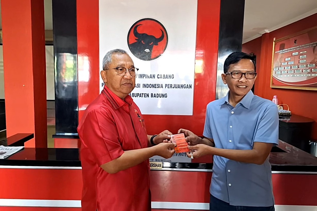 TINGGALKAN PDIP: I Putu Alit Yandinata (baju biru) saat menyerahkan KTA kepada Sekretaris DPC PDI Perjuangan Badung Putu Parwata, Jumat 23 Agustus 2024.
