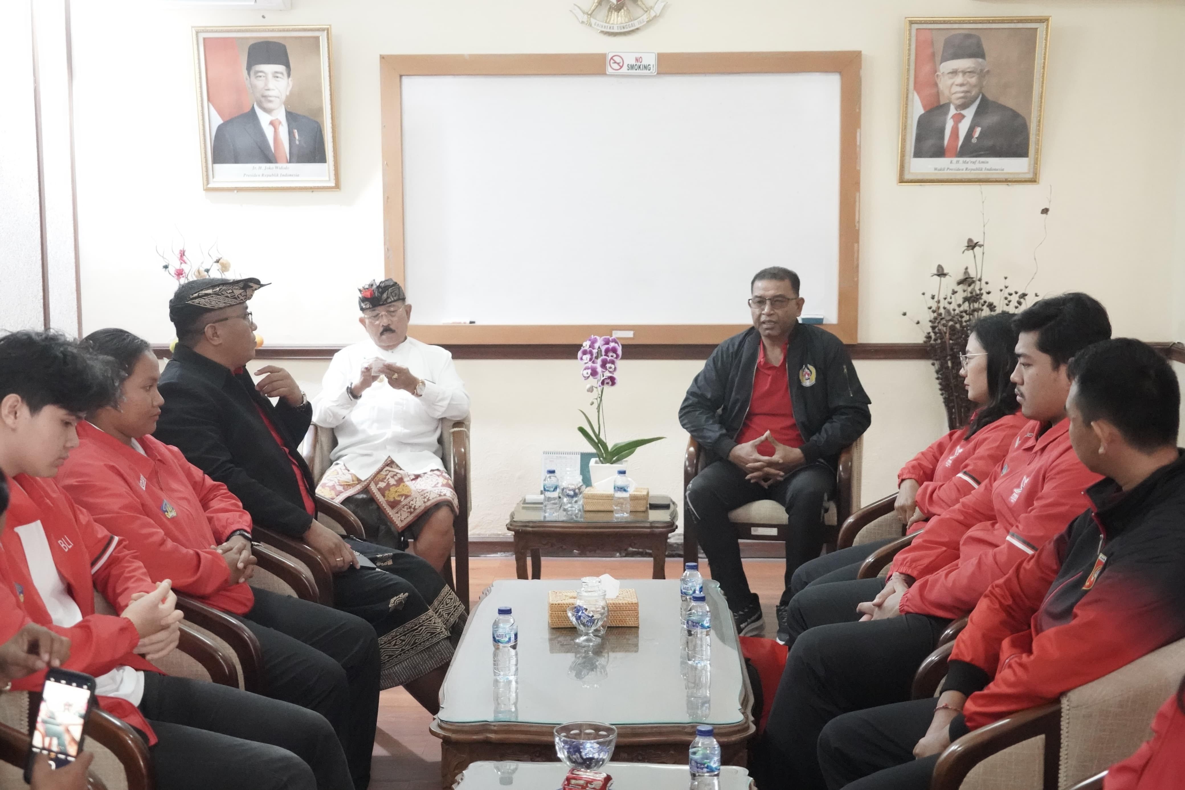 HANYA TUJUH ATLET : para atlet dari Karangasem saat resmi dilepas mewakili Bali dalam Pon XXI di Aceh dan Sumatra Utara.(Istimewa)