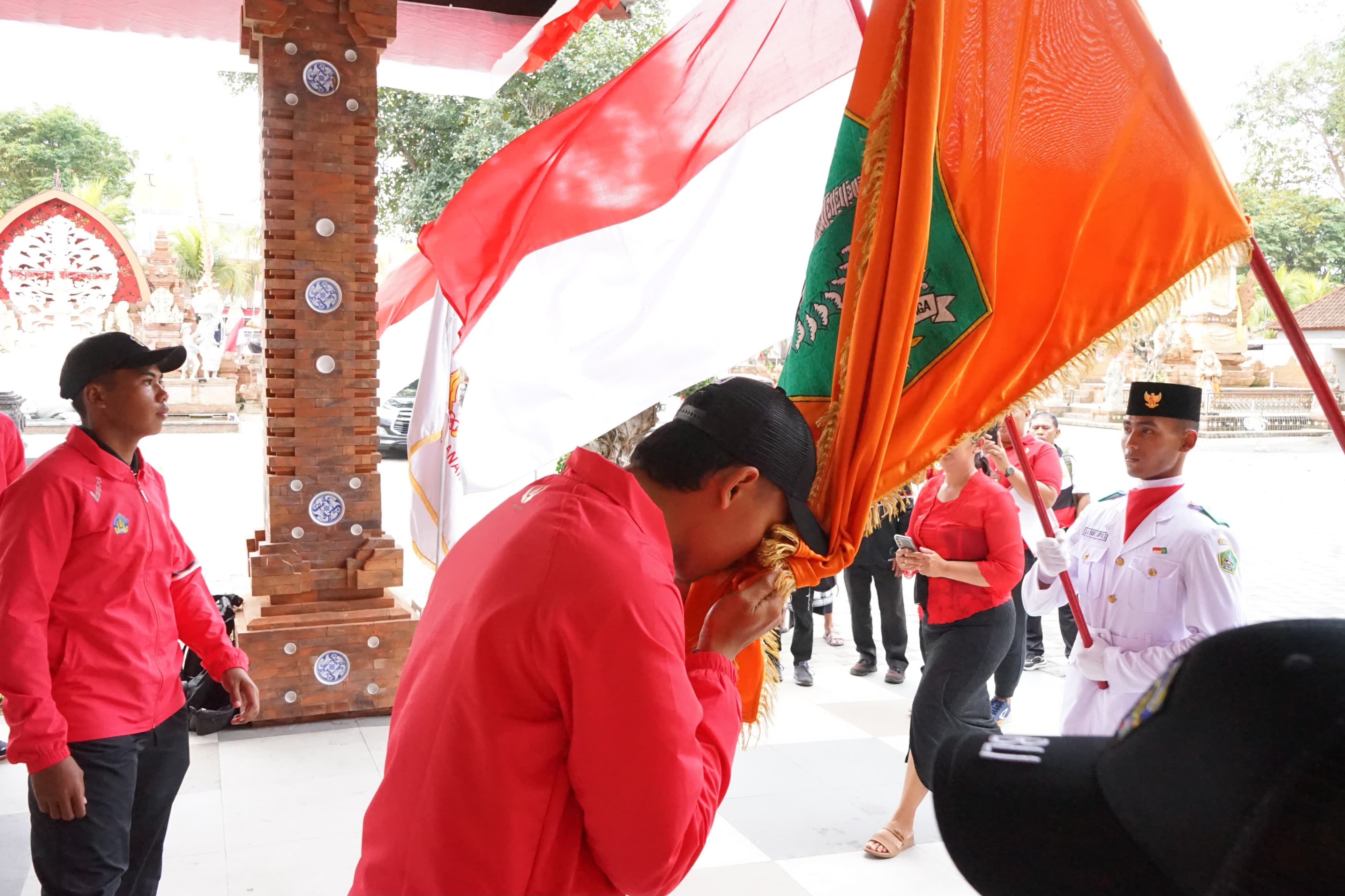 SIAP LAGA : Puluhan atlet Tabanan yang diberangkatkan mewakili Bali di PON XXI Aceh-Sumut.(juliadi/radar bali)
