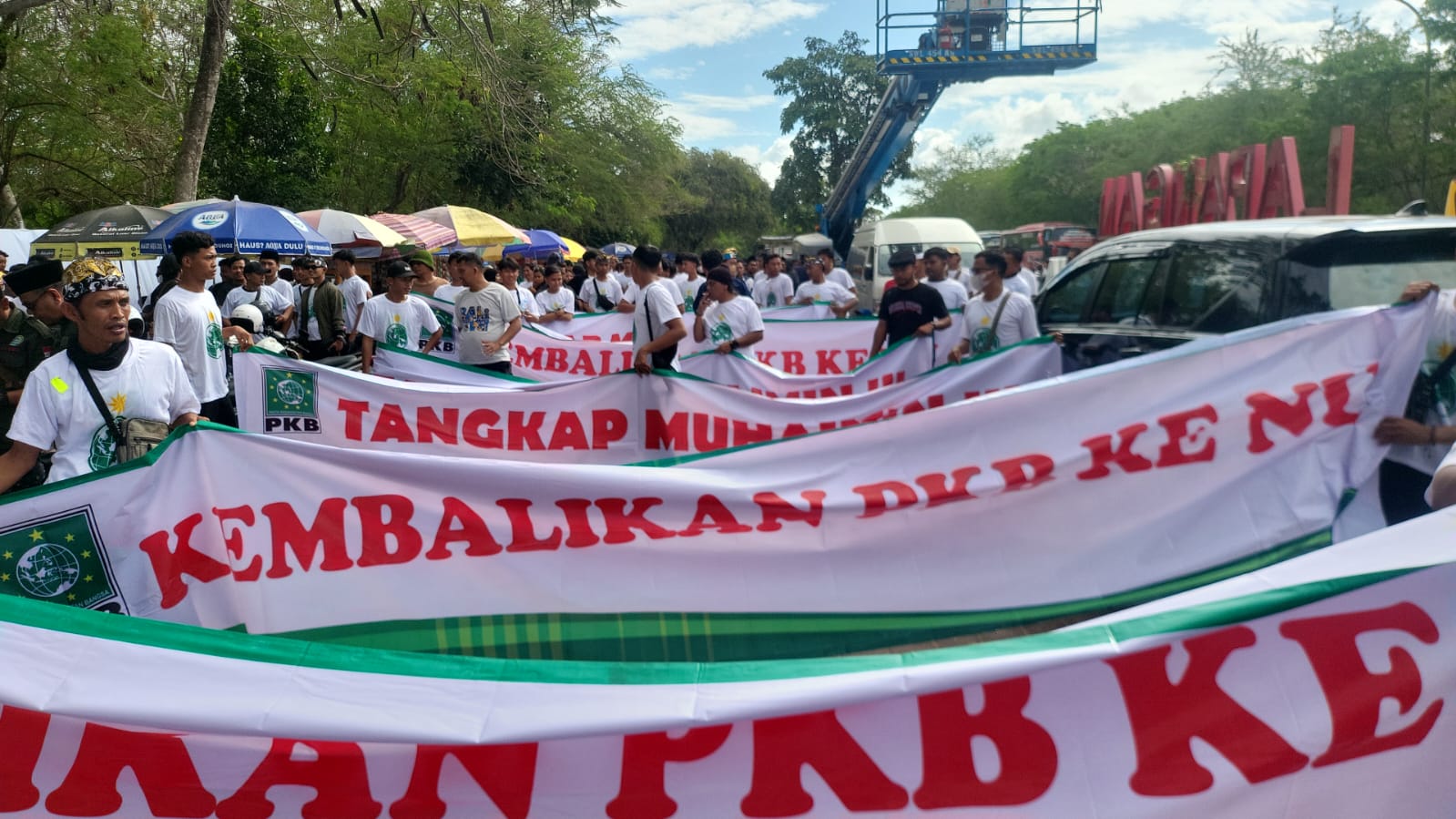 ANTI CAK IMIN: Sejumlah spanduk  langsung degelar meminta tangkap dan penjarakan Muhaimin.