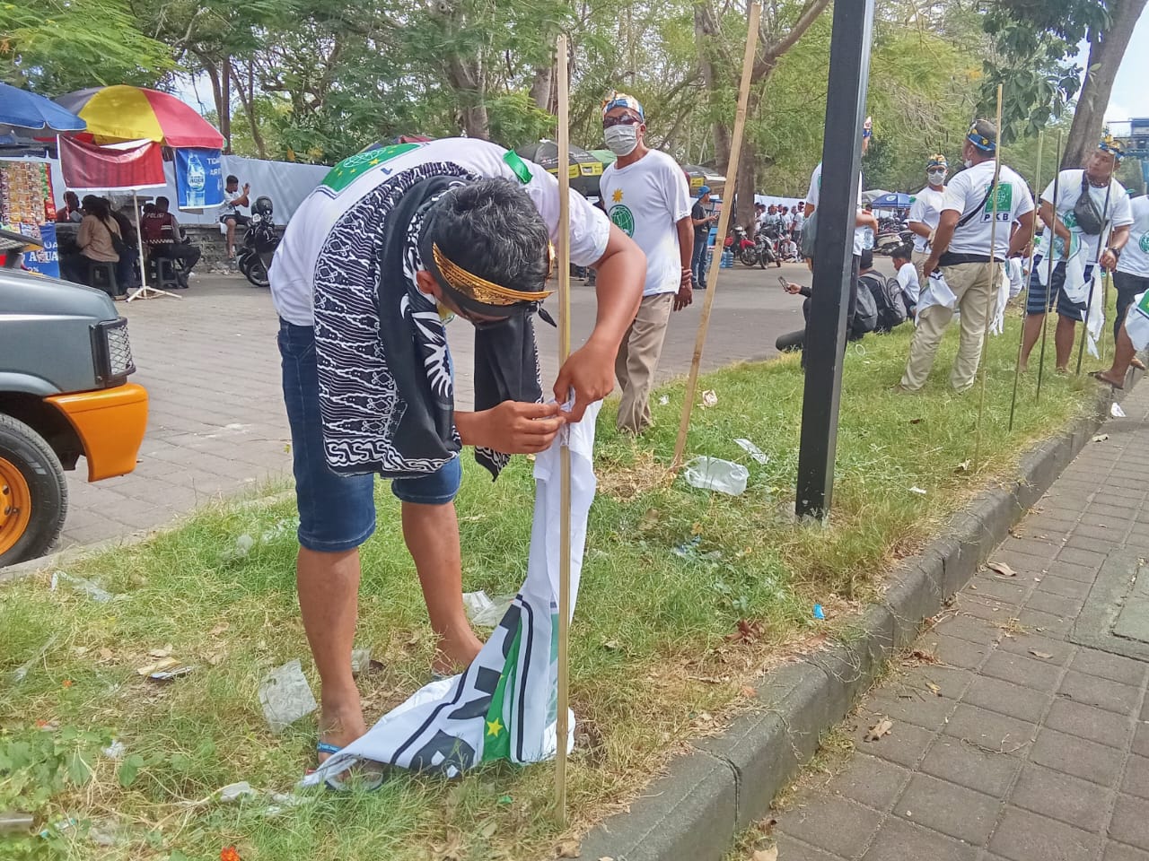 Sejumlah massa mencopot dan mencabut atribut bendera berlogo PKB di arena sekitar Muktamar di Nusa Dua, 24 Agustus 2024.