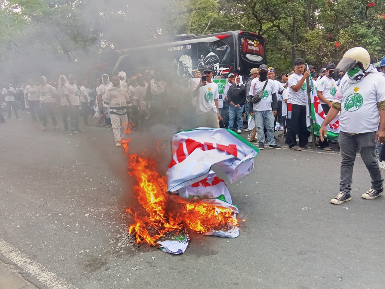 LENGSERKAN MUHAIMIN!: Massa kontra Muktamar PKB melakukan aksi bakar atribut partai sebagai ekspresi menuntut Muhaimin Iskandar mundur di Nusa Dua Bali, 24 Agustus 2024.