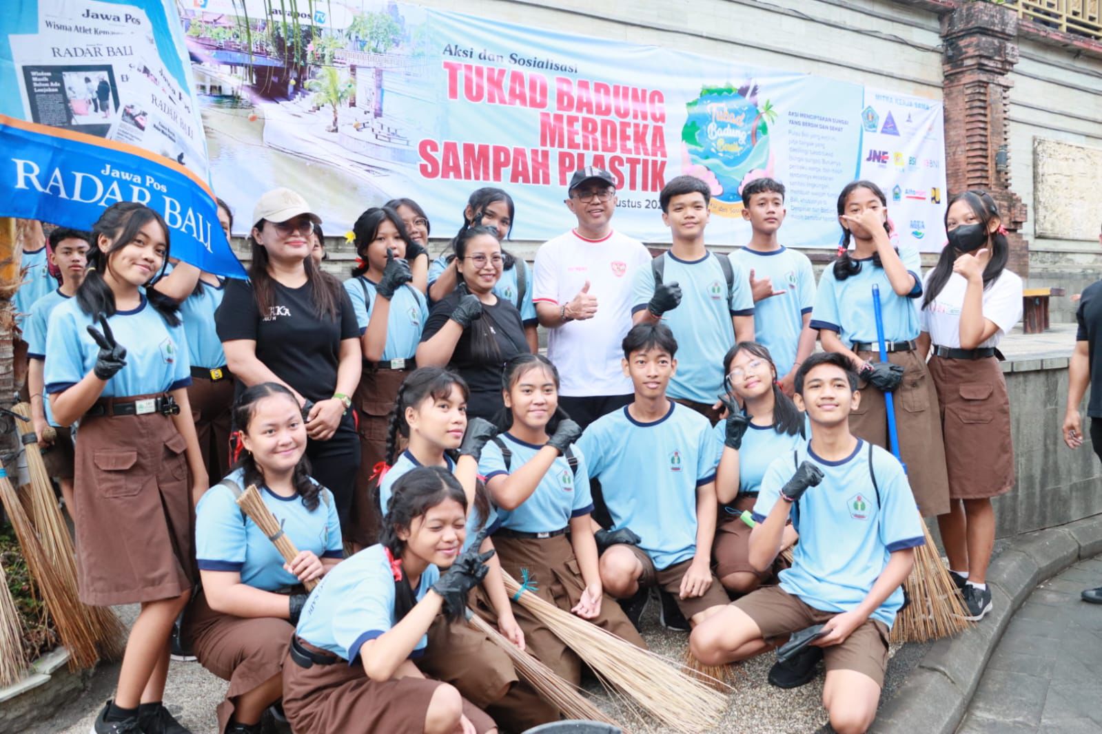 AKSI: Wali Kota Denpasar IGN Jaya Negara berfoto bersama siswa peserta Aksi dan Sosialisasi Tukad Badung Merdeka Sampah Jawa Pos Radar Bali di Tukad Badung, Denpasar (25/8/2024). (Humas Pemkot)
