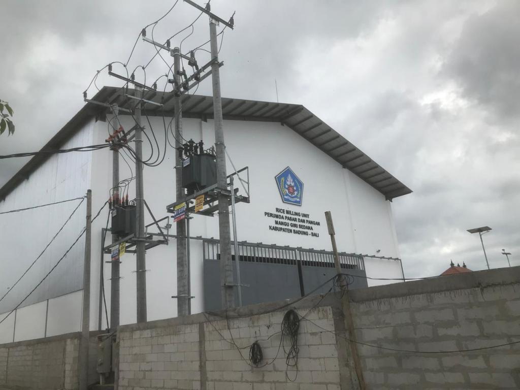 RMU: Gedung Rice Milling Unit (RMU) Perusahaan Daerah  Pasar dan Pangan (Perumda) Mangu Giri Sedana kabupaten Badung di Mengwitani.