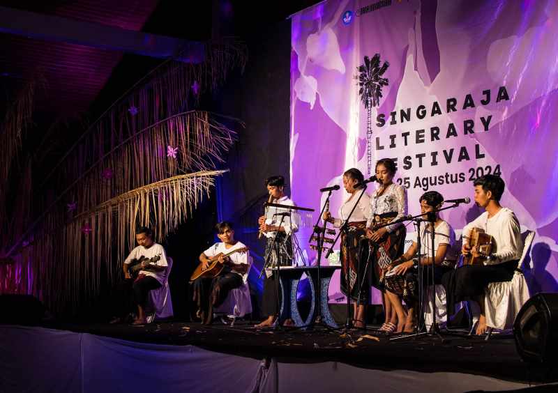 AJAK MERENUNG : Penampilan saat pembukaan Singaraja Literary Festival 2024 di kawasan Gedong Kirtya Singaraja. Festival ini mengajak masyarakat Buleleng untuk cinta akan kearifan lokal.(istimewa)