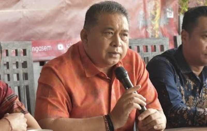 TUNTASKAN URUSAN TEKNIS : Ketua KPUD Karangasem, I Putu Darma Budiasa. (zulfika Rahman)