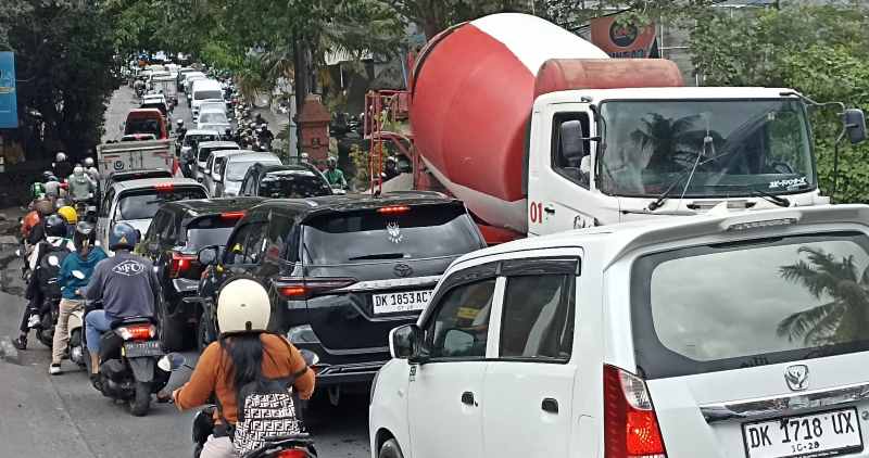 CANGGU YANG KRODIT : Suasana lalu lintas di jalan raya Canggu Sabtu sore (24/8/2024) yang menyesak. (Adrian suwanto/radar bali)
