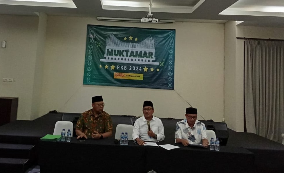 KONFLIK INTERNAL: Sekretaris Jenderal (Sekjen) DPP PKB Malik Haramain (tengah) saat konferensi pers merespons Muktamar PKB di Nusa Dua yang dianggap tidak sah.