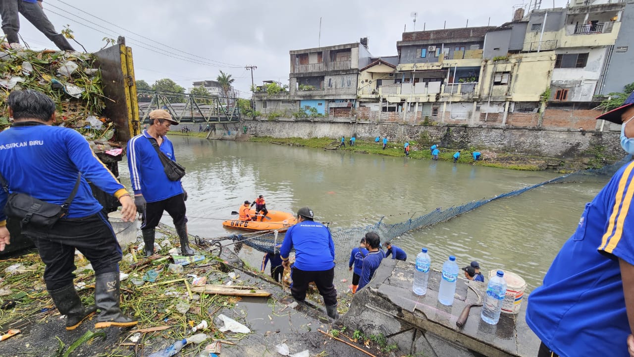 MERDEKA SAMPAH: Bersih-bersih sampah sungai,  sepanjang Kawasan Jalan Pulau Misol dan Imam Bonjol, Minggu (25/8/2024