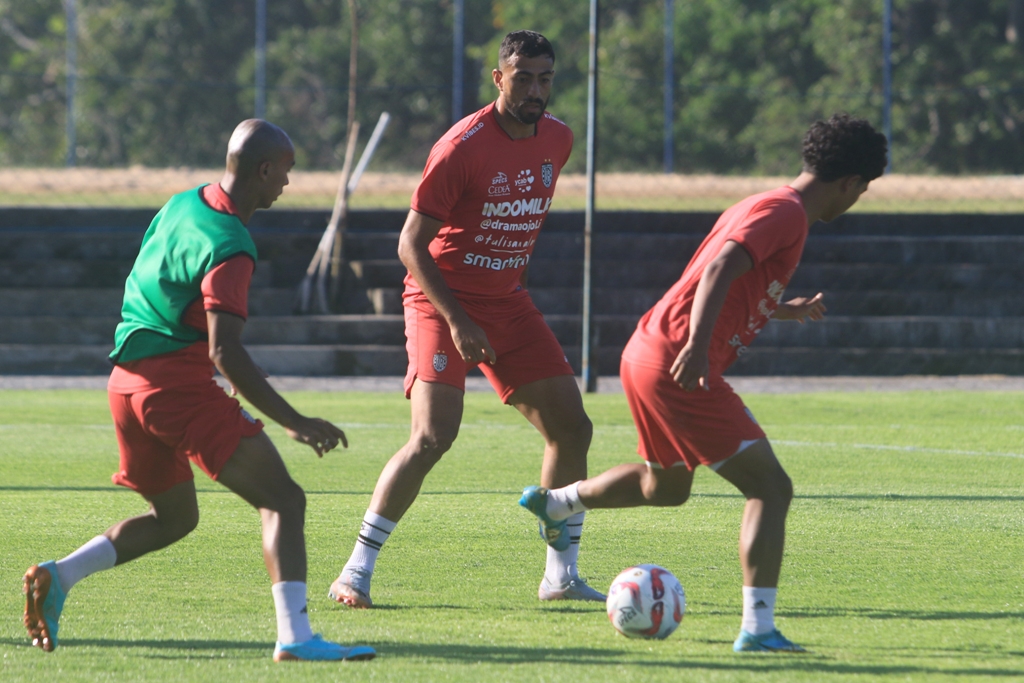 LATIHAN: Everton Nascimento dkk saat latihan di BU Training Centre Pantai Purnama, Gianyar,  Rabu 14 Agustus 2024