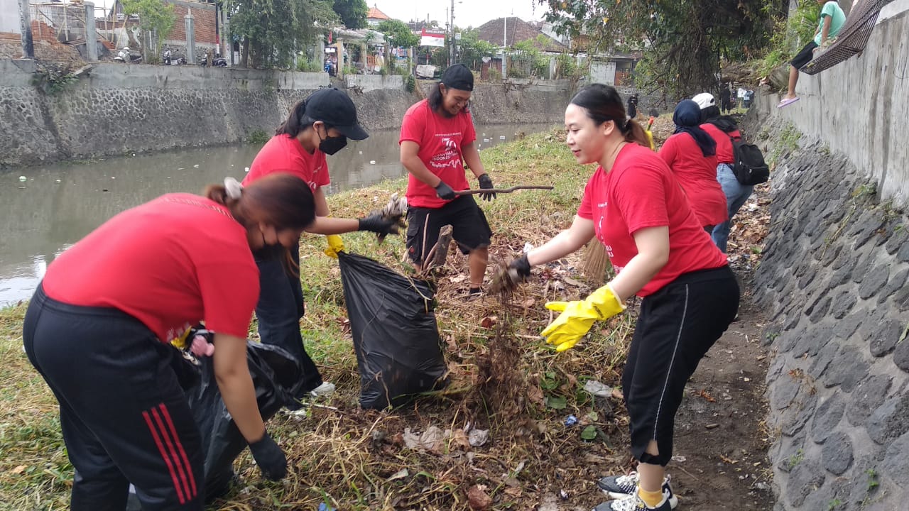 BANYAK SAMPAH: Aktivitas membersihkan sampah di bantaran Tukad Badung di titik 2 jalan Pulau Biak