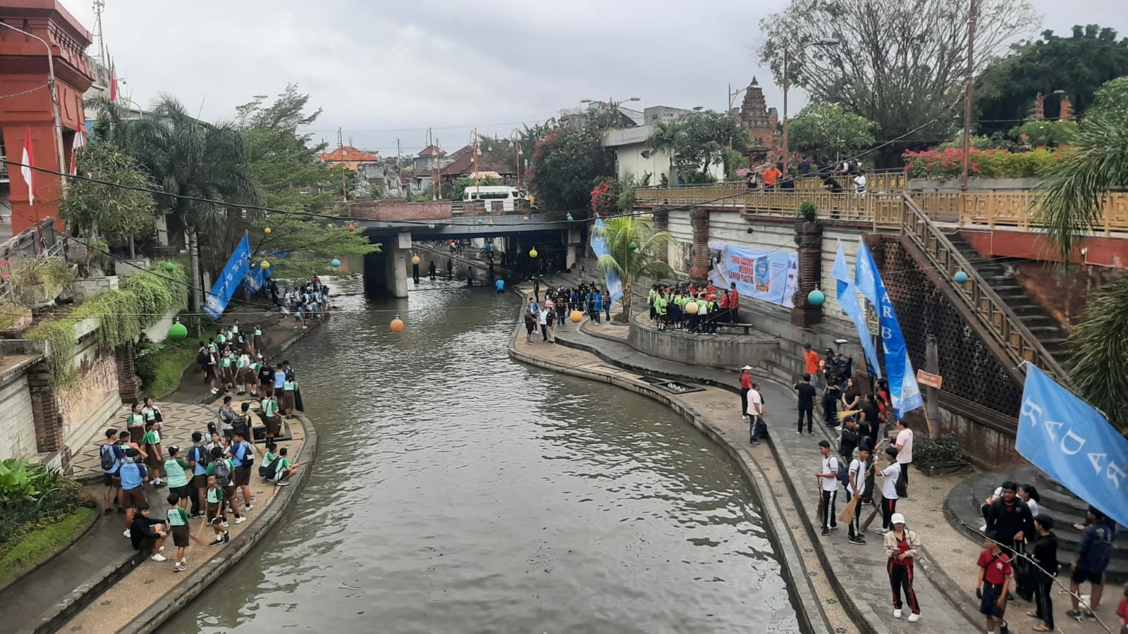 BERSIH: Ratusan warga, mahasiswa dan pelajar terjun di bantaran Tukad Badung dalam Aksi dan Sosialisasi Tukad Badung Merdeka Sampah Plastik, Minggu 25 Agustus 2024.