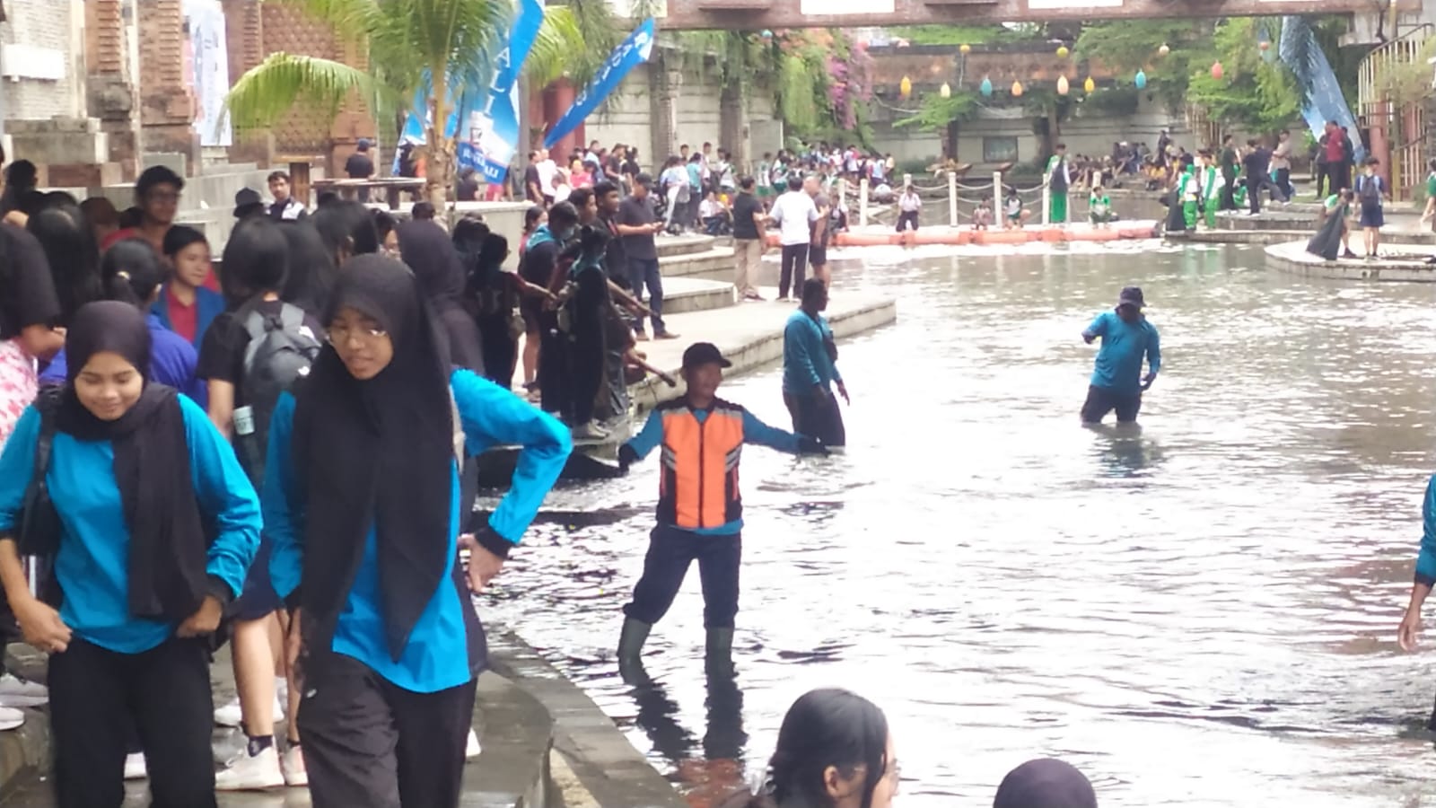 GOTONG ROYONG: Ratusan pelajar dari SMA/SMK/ MA di Denpasar berbaur membersihkan samoah sungai di titik 1 Tukad Badung Minggu 25 Agustus 2024.
