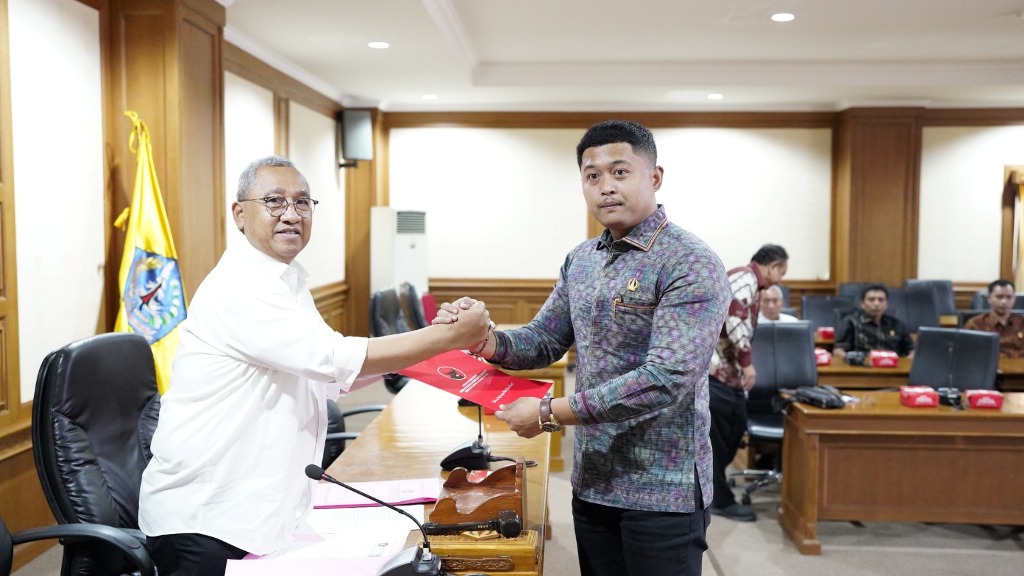 RAPAT: I Made Bima Nata saat menyerahkan susunan dan keanggotaan Fraksi PDIP kepada I Putu Parwata selaku Ketua DPRD Badung sementara, Senin 26 Agustus 2024.