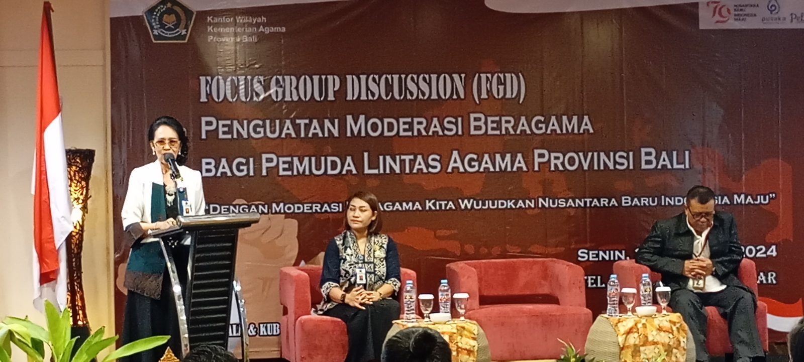 BUKA FGD: Kepala Kanwil Kemenag Provinsi Bali Komang Sri Marheni (kiri) di B Hotel Denpasar, Senin (26/8/2024). (Rosihan Anwar/Radar Bali)