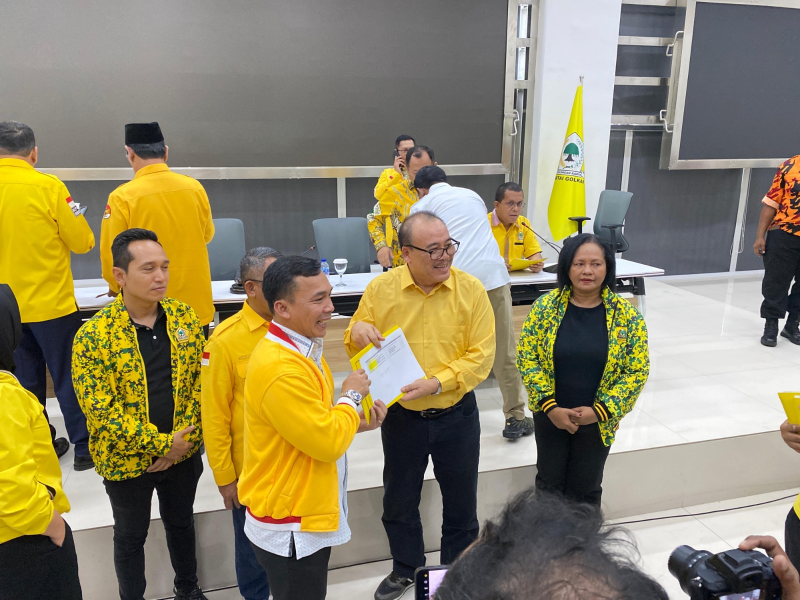 Sugawa Korry menerima rekomendasi Partai Golkar.