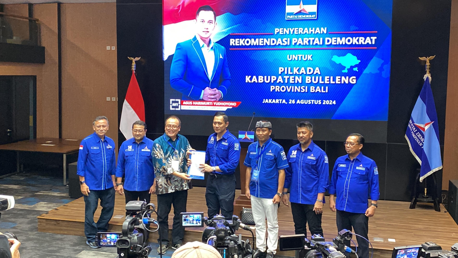 Sugawa Korry saat menerima rekomendasi dari Partai Demokrat.