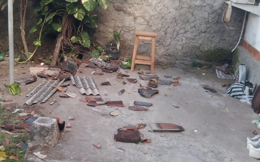 DIHAJAR ANGIN : Kondisi rumah warga di Lingkungan Ujung Bali, Kelurahan Karangasem usai diterjang angin puting beliung. (istimewa)