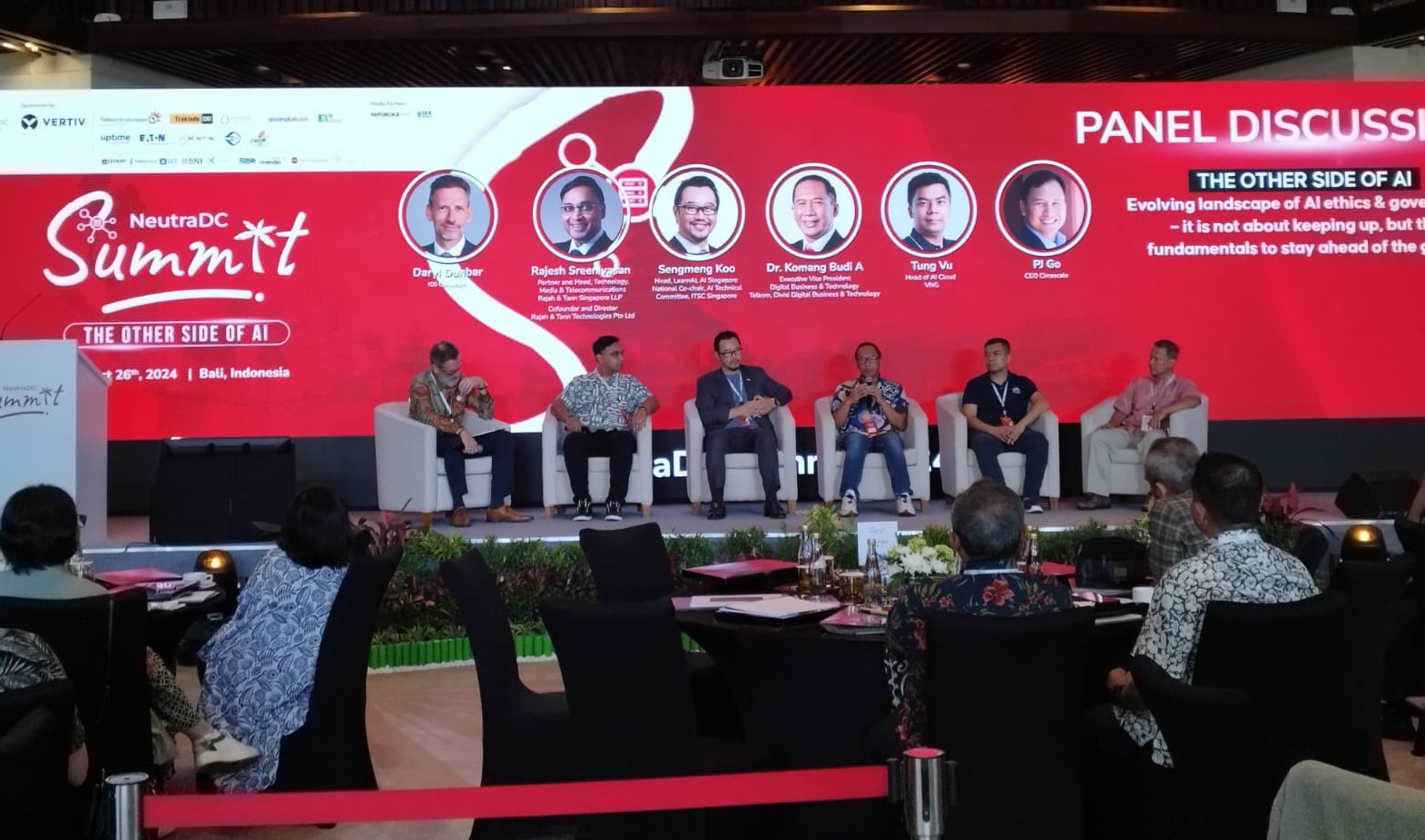 TANTANGAN AI: Sejumlah pembicara dalam forum NeutraDC Summit 2024 dengan tema, The Other Side of AI di Sofitel Nusa Dua, Bali, Senin (26/8/2024).