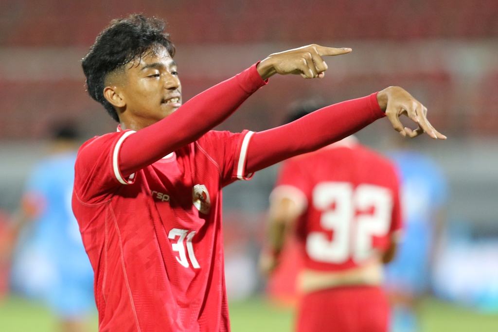 SELEBRASI: IB Putu Cahya Pramana berselebrasi usai cetak gol dalam uji coba pertama tanding dengan Timnas India U-17 di Stadion Kapten I Wayan Dipta, Gianyar  Minggu malam, 25 Agustus 2024.