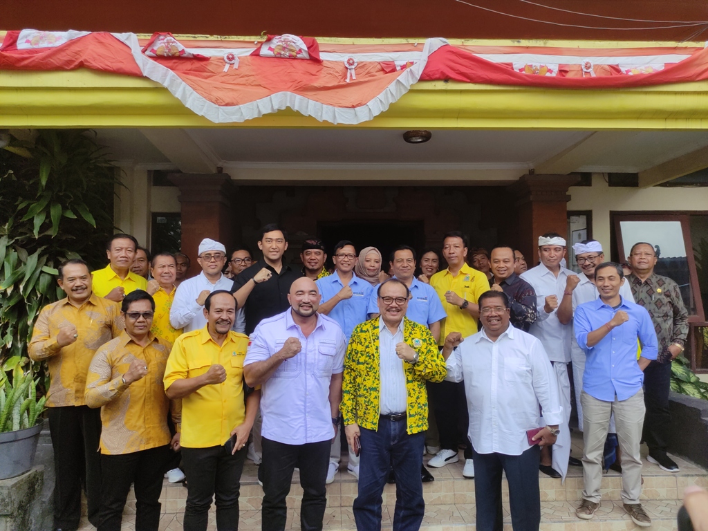 FOTO BERSAMA: Para bakal calon kepala daerah foto bersama usai resmi menerima rekomendasi dari Partai Golkar  di kantor DPD Partai Golkar,  Selasa 27 Agustus 2024.