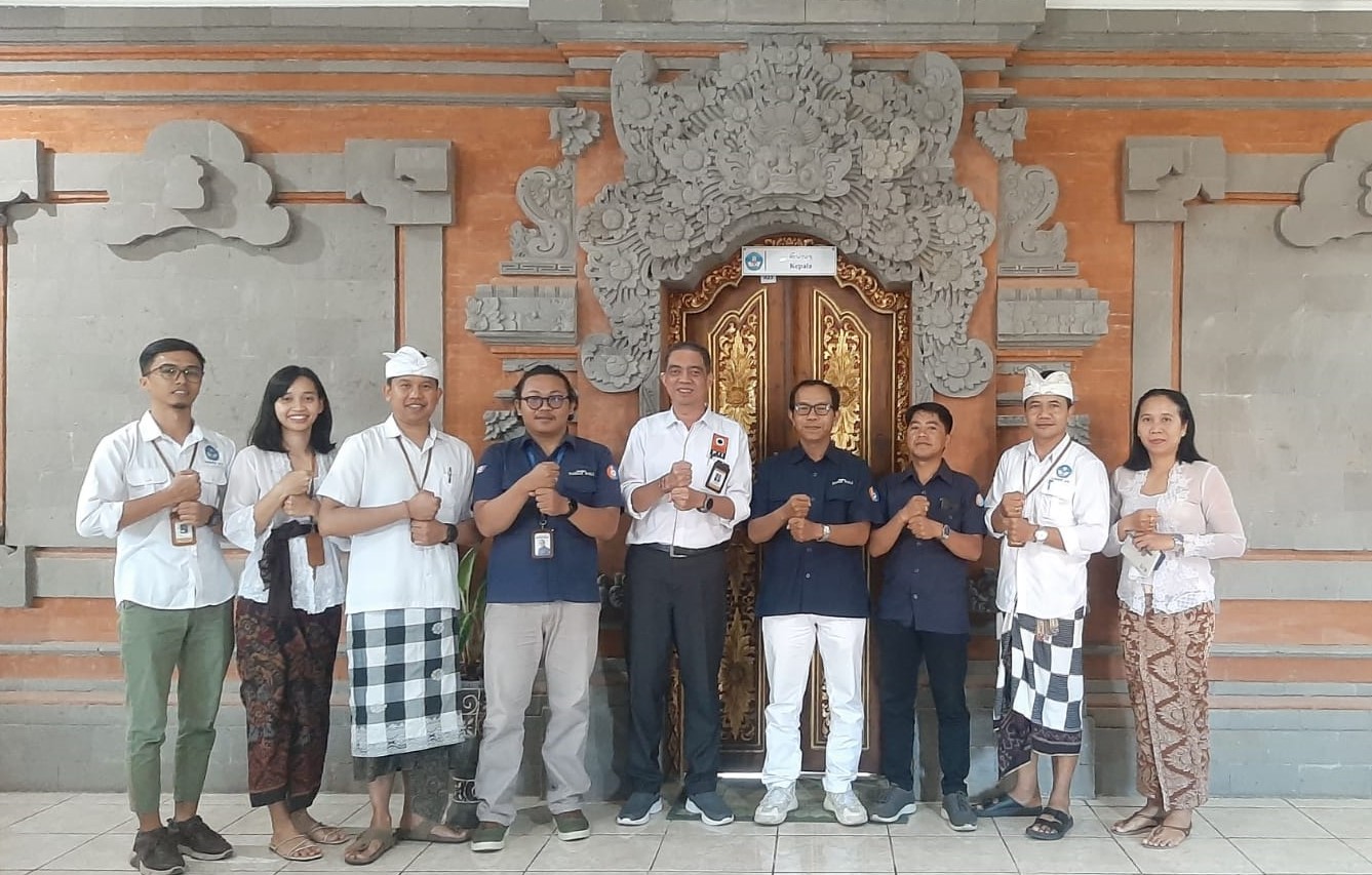 NAIK LEVEL: Kepala LLDIKTI Wilayah VIII Dr. I Gusti Lanang Eratodi (tengah) dan jajaran foto bersama Panitia Debat Mahasiswa 2024