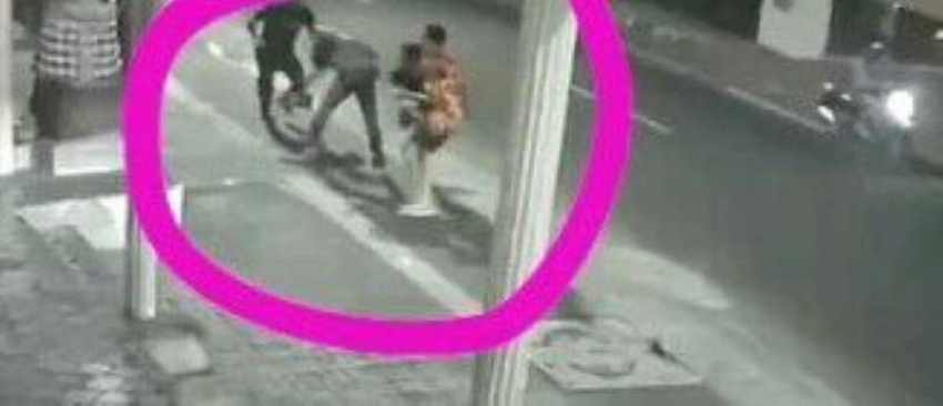REKAMAN KEJADIAN : Tangkapan layar detik-detik pengeroyokan yang terekam CCTV. Pengeroyokan tersebut mengakibatkan satu orang luka cukup parah.(istimewa)