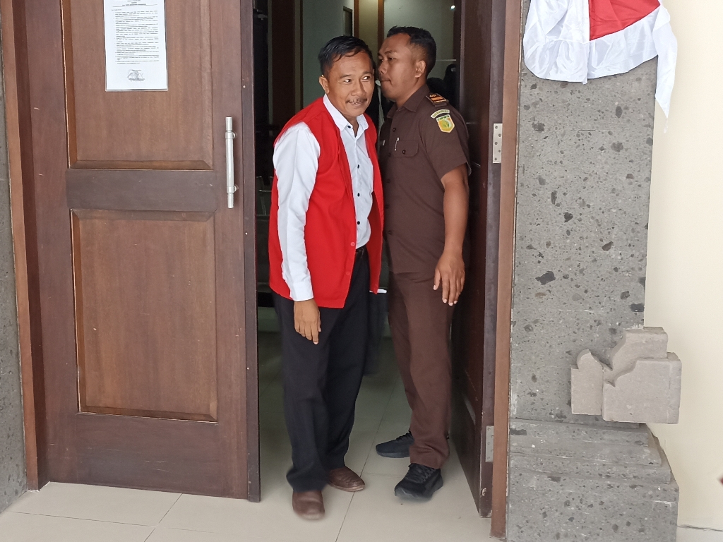 SIDANG: Terdakwa Ketut Rai Darta menjelang  sidang kasus korupsi LPD Desa Gulingan di PN Tipikor Denpasar, Selasa 27 Agustus 2024.