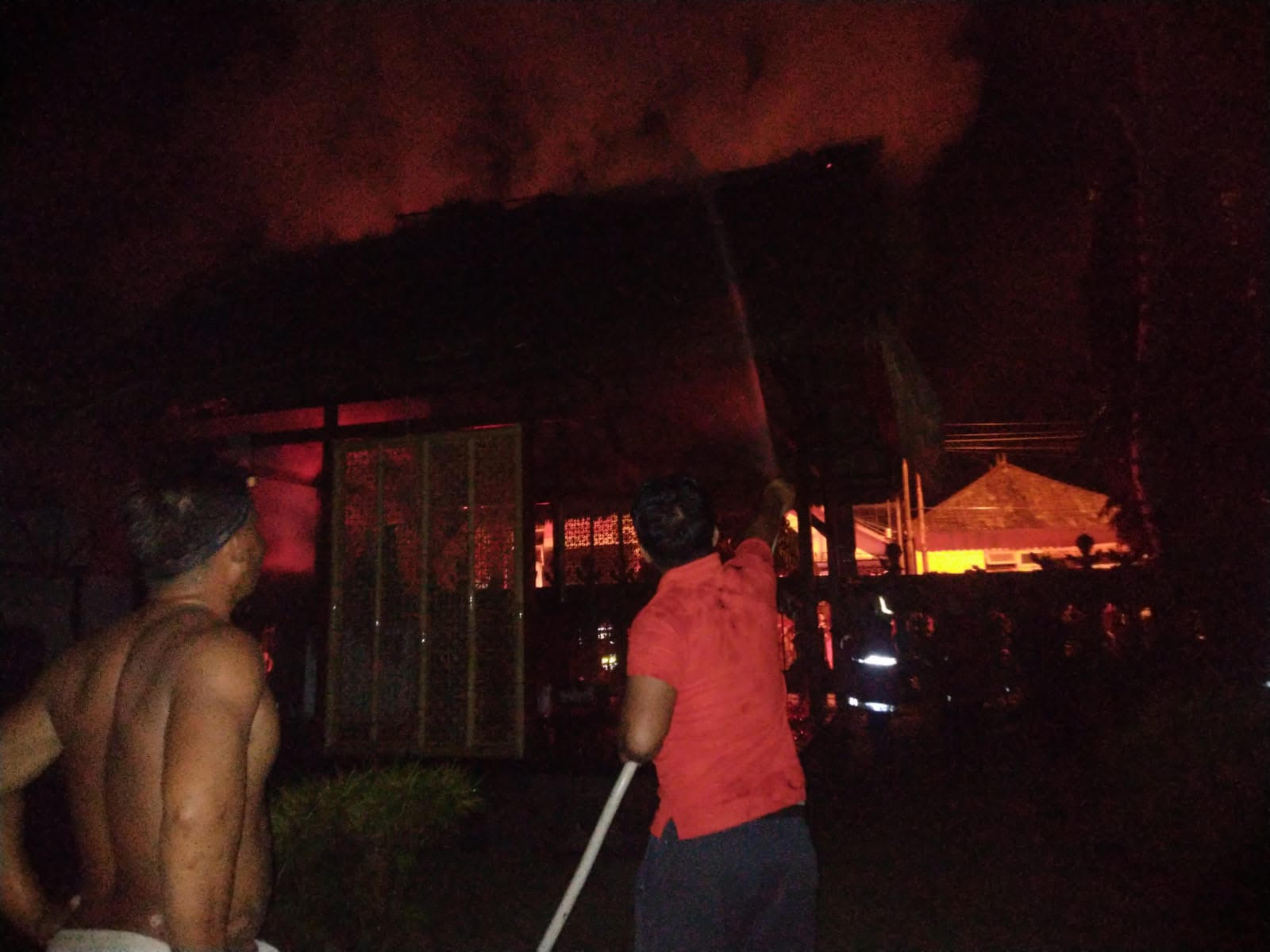 RAWAN SAAT KEMARAU : Kebakaran lahan di Karangasem. (dok. Radar bali)