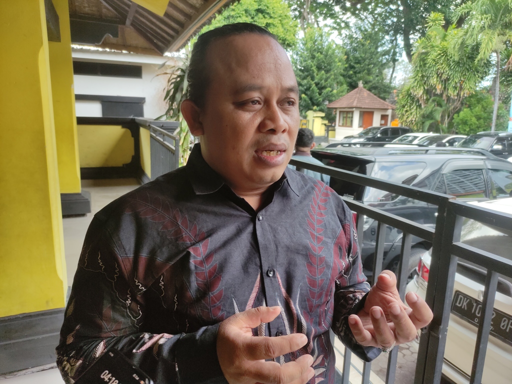 PANGGUNG POLITIK: Sengap yang juga dikenal sebagai anggota dari grup bondres Celekontong Mas saat ditemui di Denpasar Selasa 27 Agustus 2024.