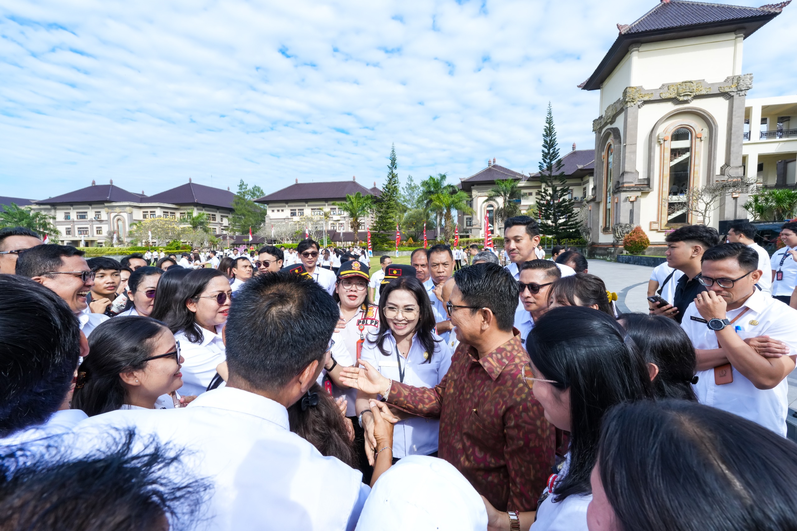 PAMITAN: Sekda Badung I Wayan  Adi Arnawa berpamitan dengan seluruh Kepala OPD dan para pegawai di Lingkungan Pemerintah Kabupaten Badung, di Lapangan Puspem Badung, Rabu 28 Agustus 2024.