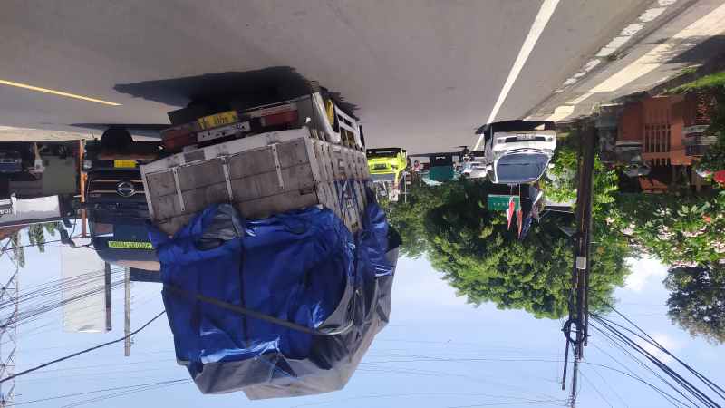 SAMPAI MIRING-MIRING : Truk berkelibihan muatan sampai miring-miring saat melintas di jalan raya Denpasar-Gilimanuk. (m.basir/radar bali)