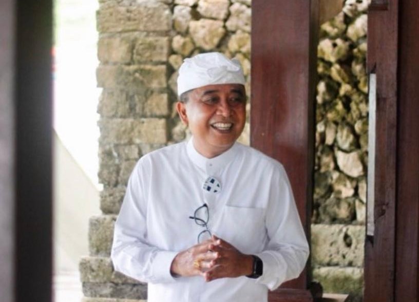 CEGAH SPEKULASI: Pengempon Pura Uluwatu yang juga Penglingsir Puri Jrokuta Denpasar, AA Ngurah Jaka Pratidnya alias Turah Joko jamin Pura Uluwatu tetap ajeg sebagai kawasan suci.