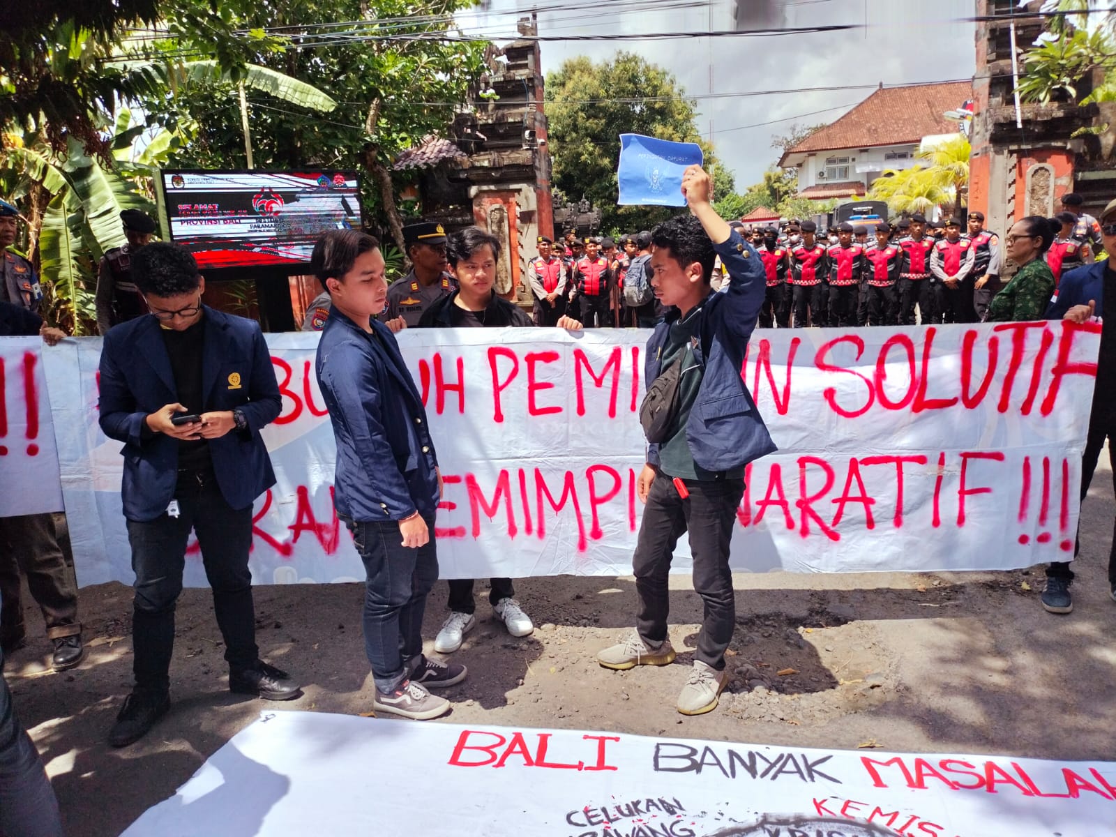 MAIN HP: Aksi dari unsur gabungan BEM Unud dan Undiknas saat melakukan aksi di depan kantor KPU Bali yang dihadang ratusan personil polisi, Selasa 27 Agustus 2024.
