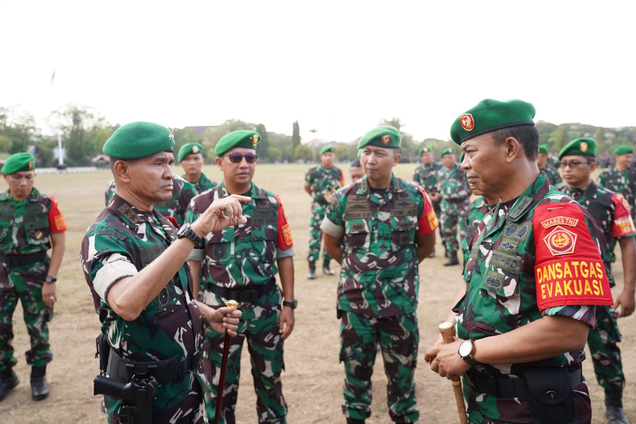GELAR PASUKAN: Pandam IX Udayana Mayjen TNI Zamroni delar pasukan Satuan Tugas Pengamanan di Lapangan Puputan Niti Mandala Renon, Denpasar, Selasa (27/8/2024).