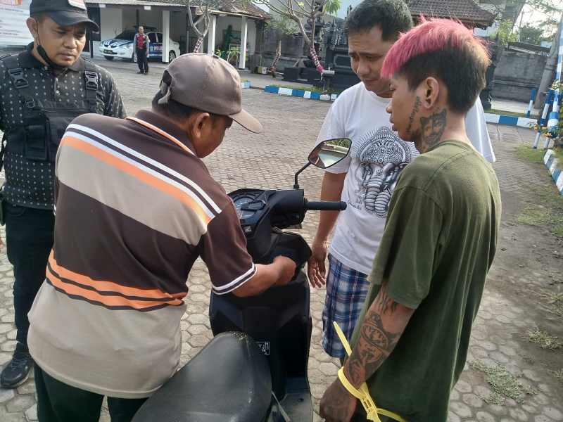 SI RAMBUT MERAH : Ahmad Kevin (kanan rambut merah) saat diamankan ke Polsek Kawasan Pelabuhan Gilimanuk. (Polsek Gilimanuk)