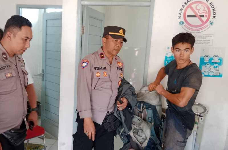 SELAMAT : Lucas yang hasil turun selamat di daerah Karyasari dan menjalani pemeriksaan di puskesmas pembantu setempat.  (istimewa)