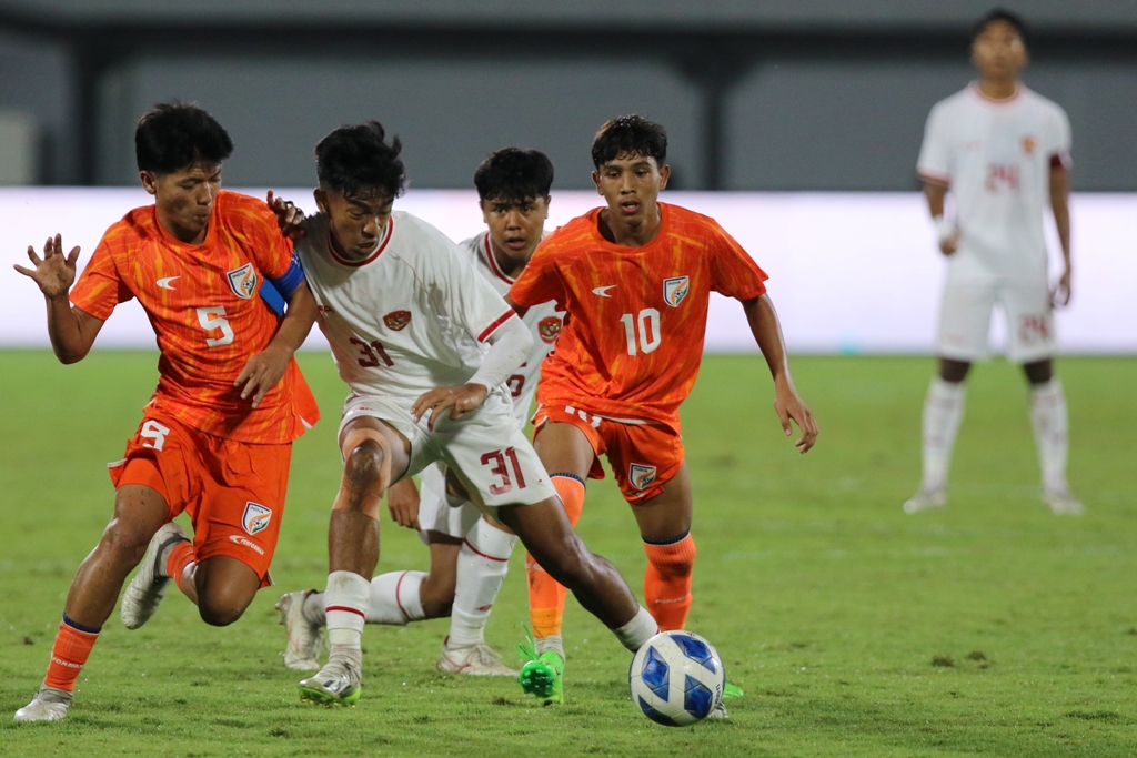 TIMNAS:  Evandra Florasta (dua dari kiri) mencoba melepaskan diri dari gangguan pemain India U-17 , Timnas U-17 Indonesia kalah dari Timnas India U-17 di leg kedua di Stadion Kapten I Wayan Dipta