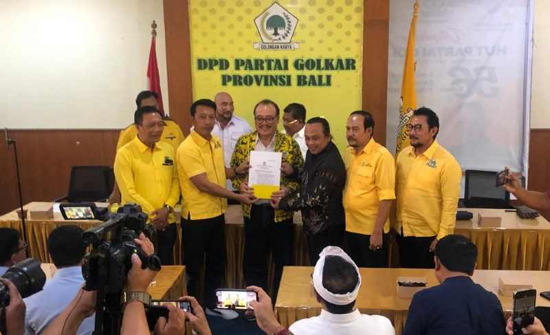DAPAT DUKUNGAN : I Nyoman Mulyadi alias Man Beruk yang berpasangan dengan seniman I Nyoman Ardika alias Sengap yang menerima rekomendasi partai Golkar. (istimewa)