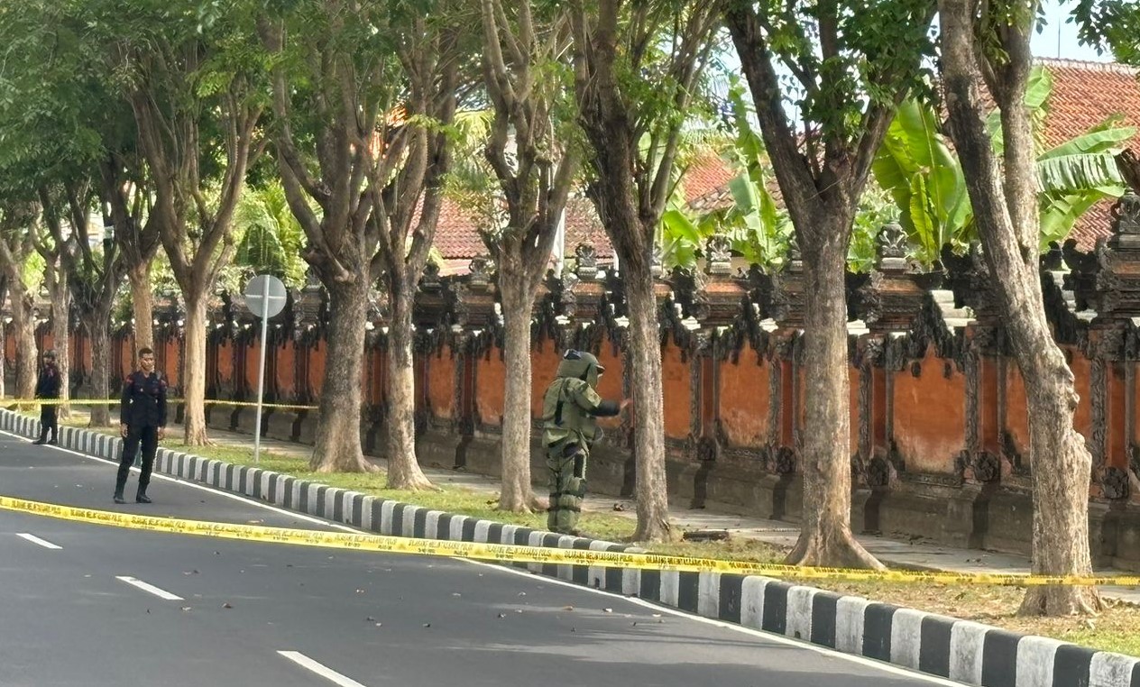 Tim penjinak bom Gegana Polda Bali saat mendekati tas kper diduga isi bom