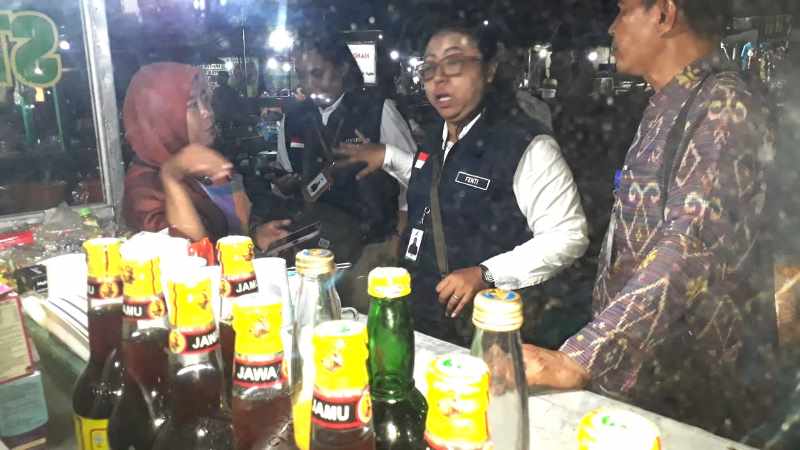 CEK LANGSUNG : Inspeksi kios jamu di Jembrana. (foto: Loka Pom)
