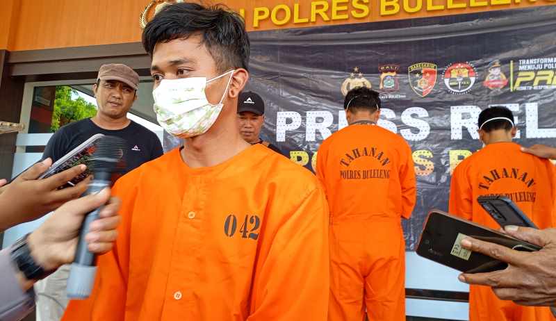 DIJEBLOSKAN KE BUI : Salah satu tersangka, Moh Amin jelaskan alasannya mencuri bersama dengan teman-temannya. Mereka kini terancam tujuh tahun penjara. (francelino junior/radar bali)